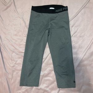 Nike Pro workout Capri pants